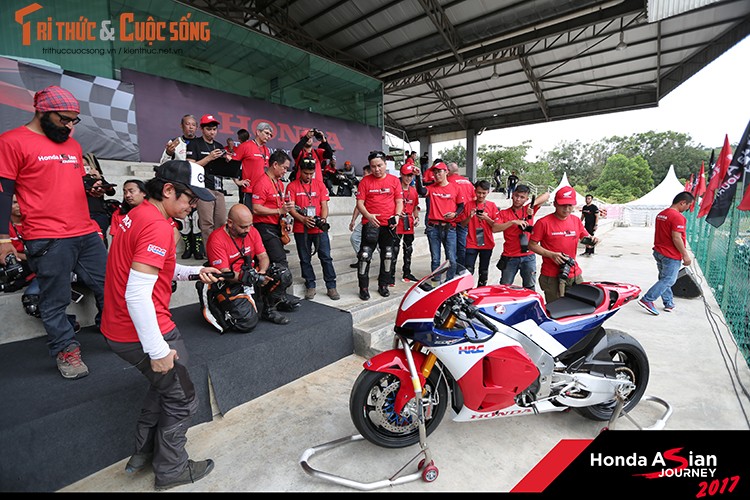 Cam lai sieu moto Honda RC213V-S gia gan 7 ty dong-Hinh-2